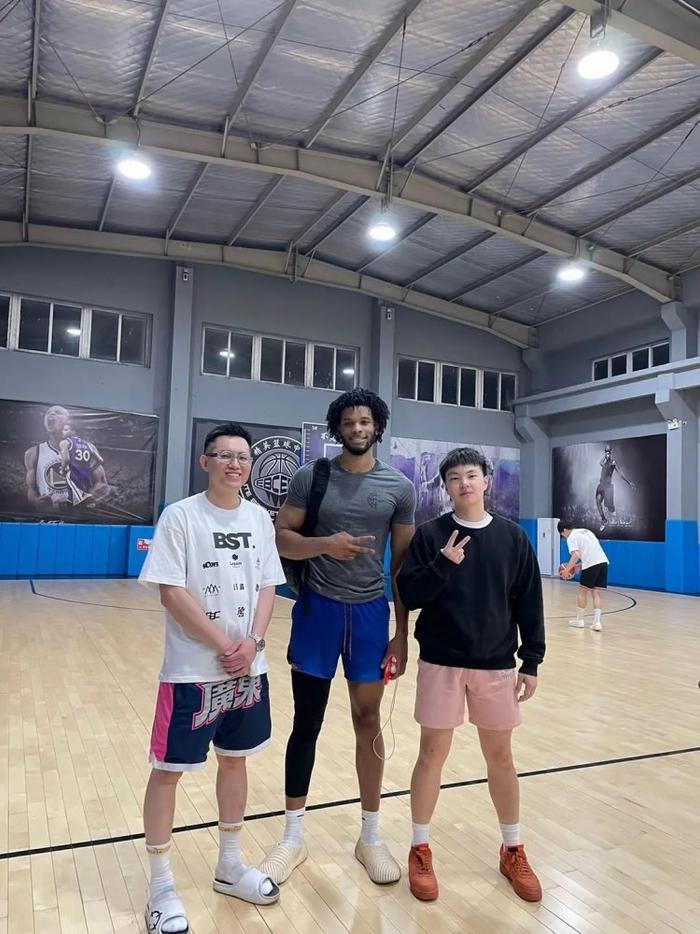 如何根据篮球比赛的不同阶段调整力量训练强度?_1
